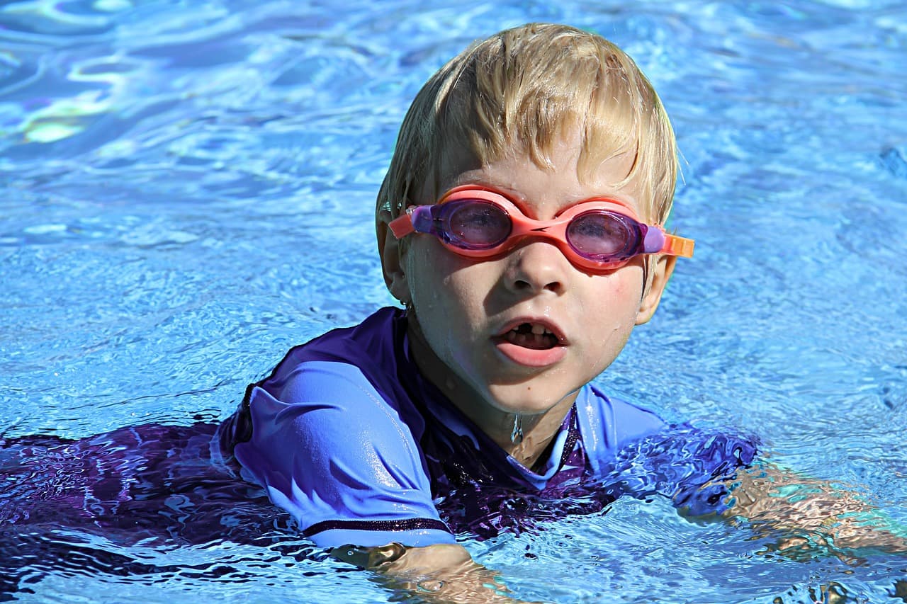 swimming-286215_1280.jpg